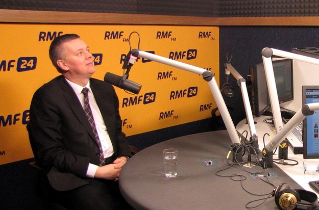 Minister obrony narodowej Tomasz Siemoniak odpowiadał na antenie RMF FM na pytania słuchaczy. Dotyczyły one m.in. sytuacji zawodowych szeregowych i Narodowych Sił Rezerwowych.