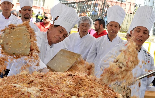 Chińscy i kostarykańscy kucharze przyrządzili ogromny gar smażonego ryżu. Podobno największy na świecie, o czym świadczy pobity przez nich rekord Guinnessa.