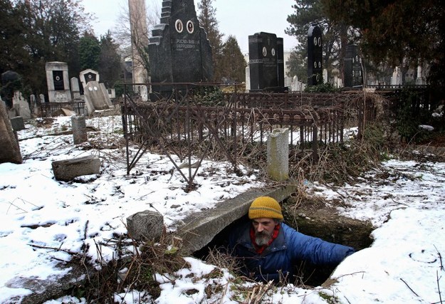 Bezdomny Serb Bratislav Stojanović zamieszkał w opuszczonym grobie! Jego nietypowe lokum znajduje się na cmentarzu w miejscowości Nis, położonej 200 km na południe od Belgradu. 