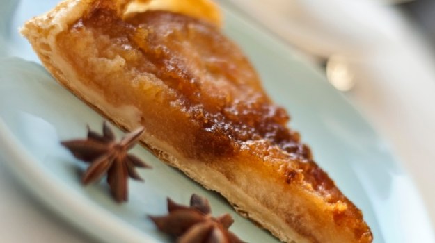 Tarta Tatin to jedna z najsłynniejszych francuskich tart. Jej pyszne nadzienie stanowią zatopione w karmelu jabłka. Warto mieć to ciasto w swoim kulinarnym repertuarze!


Tarta Tatin - tu znajdziesz dokładny przepis. Wejdź!



Polub "Zmysłowe smaki" na Facebooku!
