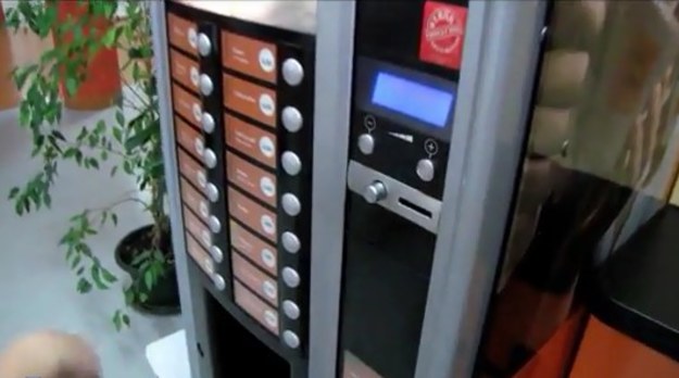 Nietypowe automaty do kawy pojawiły się na korytarzach Pomorskiego Uniwersytetu Medycznego. Maszyny - oprócz czarnego napoju - serwują klientom... dowcipy. Dodatkowo, przy każdym urządzeniu zamontowana jest... maszyna do czyszczenia butów.