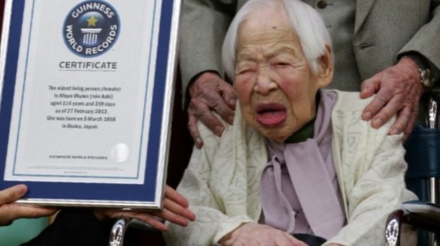 Oto najstarsza kobieta świata. Pani Tomohito Okada skończyła niedawno 115 lat. Ma troje dzieci, z których dwoje wciąż żyje. Mają koło 90-tki. Są również wnuki i prawnuki. Dodajmy, że nasza bohaterka nigdy nie miała większych problemów ze zdrowiem z wyjątkiem jednego złamania nogi. Życzymy zatem wszystkiego najlepszego!