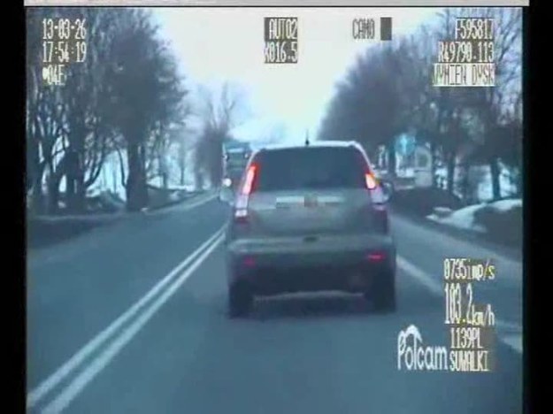 Z prędkością ponad 150 km/h uciekał przed suwalskimi policjantami 17-latek, jadący skradzioną w Czechach hondą. Pościg zakończył się, kiedy młody kierowca uderzył w tył cysterny, którą próbował wyprzedzić.


Zobacz więcej!