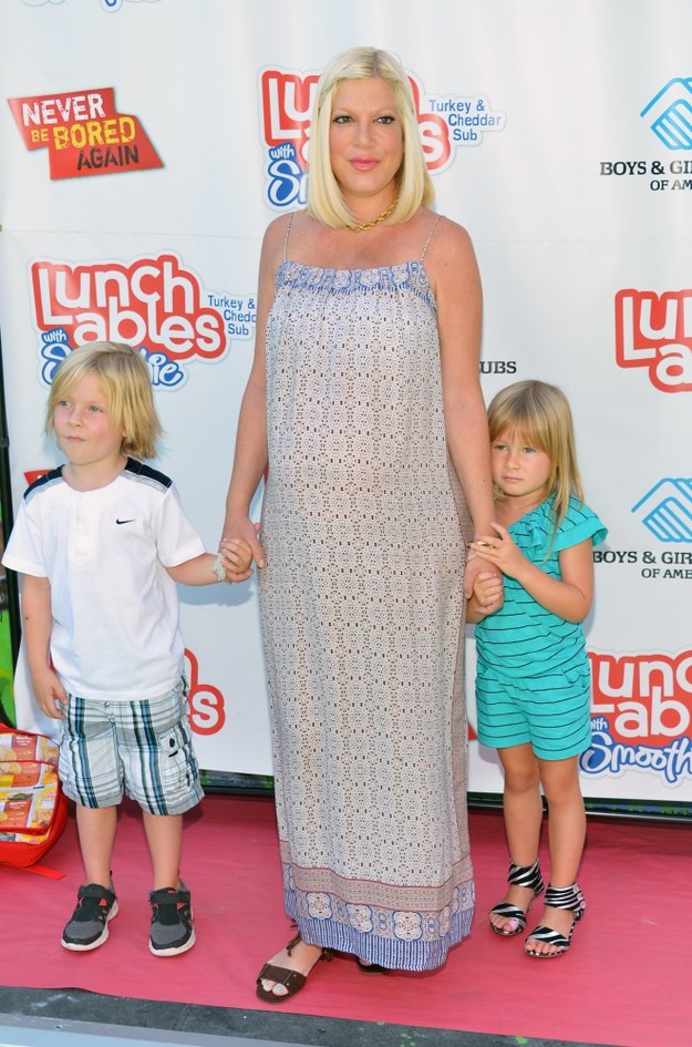 Tori Spelling z synem Liamem i córką Stellą /Alberto E. Rodriguez /Getty Images/Flash Press Media