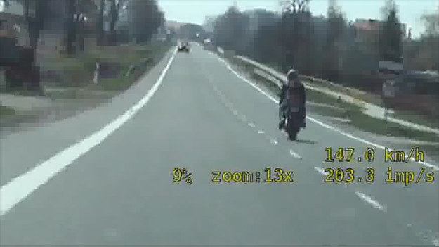 Wyczyny motocyklisty zarejestrowane policyjną kamerą.