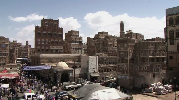 Zapraszamy do Sany (Sanaa), stolicy Jemenu. Historyczne budowle powoli się sypią. Na ich renowację nie ma pieniędzy.