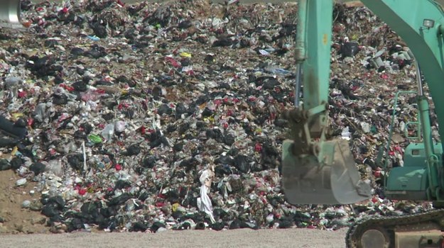 W Hongkongu produkuje się 13 tys. ton odpadów dziennie. Istnieją tam 3 wysypiska śmieci, które za kilka lat trzeba będzie zamknąć z powodu przepełnienia! Co się wtedy stanie ze śmieciami?