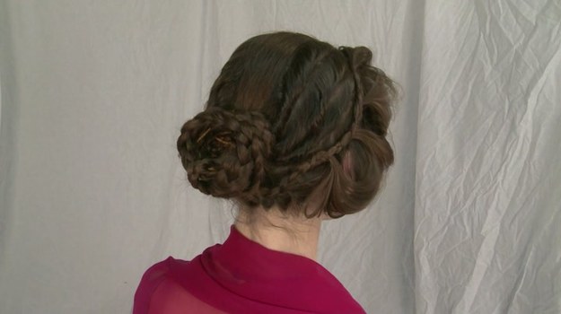 Współczesne kobiety wolą proste fryzury. Ta kobieta opanowała jednak starożytną technikę układania włosów, którą doskonali w domowym zaciszu.