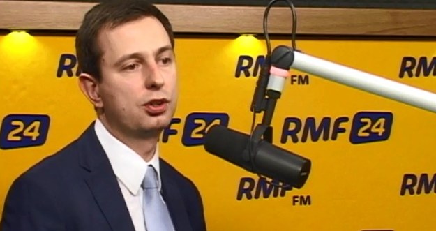 Minister pracy Władysław Kosiniak-Kamysz odpowiadał na pytania słuchaczy RMF FM dotyczące m.in. umów śmieciowych, kosztów pracy ponoszonych przez przedsiębiorców i konkretnej pomocy dla właścicieli firm.