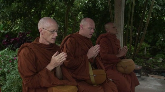 Człowiek wychowany w kulturze zachodniej odnajduje w buddyzmie coś pociągającego - mówi pochodzący z USA Luang Poh Sumedho, który 46 lat temu postanowił zostać buddyjskim mnichem. W podobnym tonie wypowiada się wielu przybyszów z krajów zachodnich, którzy w dalekiej Azji poszukiwali duchowego ukojenia - i znaleźli je. Dziś nie wyobrażają sobie innego życia niż żywot mnicha, mimo iż wiąże się on z wieloma wyrzeczeniami, m.in. z koniecznością zachowywania abstynencji seksualnej.