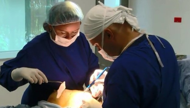 17 kwietnia w Marsylii ruszył proces kierownictwa francuskiej firmy PIP, która produkowała wadliwe, pękające implanty piersi. Wszczepiono je tysiącom kobiet - nie tylko we Francji, ale też w innych krajach na całym świecie. Jedną z nich jest Luz Marina z Kolumbii, która całe życie oszczędzała na operację powiększenia biustu. Dwa lata po zabiegu implanty dosłownie eksplodowały wewnątrz jej ciała!