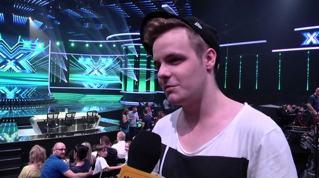 Filip Mettler, choć odpadł z „X Factor”, ogląda wszystkie odcinki, kibicuje finalistom i szykuje się do solowej kariery.