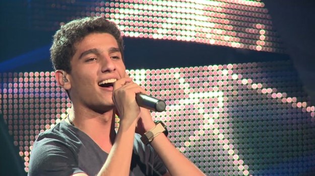 Tego jeszcze nie było! Pochodzącemu ze Strefy Gazy Mohammedowi Assafowi kibicuje cały świat arabski. 23-letni wokalista bierze udział w muzycznym programie "Arab Idol", który co tydzień gromadzi przed telewizorami wielomilionową widownię. Mohammed walczy o sportowy samochód i kontrakt płytowy, i wiele wskazuje na to, że jest jednym z głównych kandydatów do zwycięstwa. Tymczasem Palestyńczycy cieszą się, że znalazł się ktoś, kto zjednoczył ich naród - i podarował mu odrobinę wytchnienia od niełatwej codzienności.