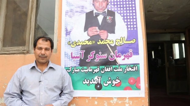 40-letni Saleh Mohammed, afgański mistrz snookera, miał w życiu "pod górkę". Zmuszony do ucieczki z ogarniętej wojną ojczyzny, pozbawiony sponsorów i godziwych warunków do treningu, zdołał jednak wspiąć się na sportowy szczyt. Dziś jest jednym z najbardziej utytułowanych snookerzystów świata. Oto jego niesamowita historia!
