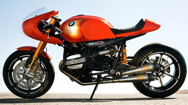 Z okazji 90-lecia wyprodukowania przez BMW pierwszego motocykla i 40-lecia legendarnego już R90, niemiecka firma postanowiła przygotować dla swoich fanów coś ekstra. Przy współpracy ze słynną firmą Roland Sands projektanci BMW stworzyli koncepcyjny motocykl o nazwie Concept Ninety.