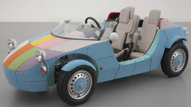 Inżynierowie Toyoty wpadli  na fajny pomysł.  Na tokijskich targach zabawek japoński koncern zaprezentował przeznaczony dla najmłodszych koncepcyjny samochód elektryczny o nazwie Camatte57s. 