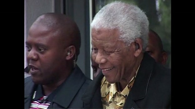 Wiekowy Nelson Mandela walczy o życie w szpitalu, dokąd trafił z powodu infekcji płuc. Mieszkańcy Republiki Południowej Afryki mają nadzieję, że ich bohater narodowy pokona chorobę. Szczególnie mocno trzymają za Mandelę kciuki jego przyjaciele i znajomi z czasów młodości. Dla nich ikona walki z apartheidem i pierwszy czarnoskóry prezydent RPA jest po prostu "Madibą" - tak brzmi plemienne imię laureata Pokojowej Nagrody Nobla. Czy Nelson Mandela wygra i tę walkę?