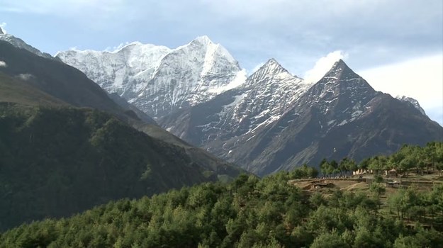 Nepal, na którego terytorium znajduje się wiele górskich szczytów należących do najwyższych na Ziemi, jest popularnym celem podróży dla osób uprawiających trekking. Tutejsze szlaki pokonują rocznie tysiące turystów. Towarzyszą im tragarze-przewodnicy, dźwigający ich prowiant i ekwipunek. Niestety, coraz częściej zamiast doświadczonych i znających góry mężczyzn są to młodzi chłopcy, którzy nie mają dostatecznej wiedzy na temat warunków panujących na wysokościach. Zdaniem ekspertów, wycieczki w Himalaje mogą stać się przez to niebezpieczne. Bo jak tu bezpiecznie wędrować po najwyższych górach świata, mając za przewodnika kogoś, kto sam wyrusza w nie po raz pierwszy?