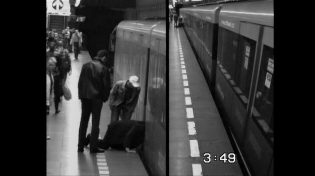 Cud w praskim metrze! Kamery monitoringu zarejestrowały, jak młoda kobieta wpada pod rozpędzony pociąg metra. Chwilę potem, z pomiędzy łączenia między wagonami, wyciągają ją ludzie, stojący na peronie. Jak to możliwe? Policja twierdzi, że wagony pociągu są wysokie, a tunel głęboki 