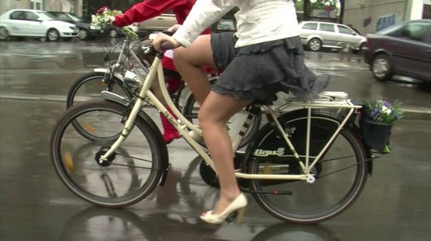 Setki rumuńskich kobiet w kolorowych spódnicach i na wysokich obcasach pprzejechało przez Bukareszt i inne miasta, promując w ten sposób jazdę na rowerze jako "stylową i zabawną" formę transportu.


W internecie znaleźliśmy kilka rad, jak jeździć na rowerze w szpilkach. Na początek musimy odpowiednio ustawić siodełko (ta rada dotyczy akurat wszystkich, korzystających z dwóch kółek). Potem wystarczy odpowiednio ustawić stopę - eksperci radzą, by obcas zaczepiał o pedał. To ustawienie zmieniamy podczas zakrętów - wtedy lepiej, by na pedałach opierały się palce. Jeżeli dodatkowo jeździcie w sukience lub spódnicy, dłuższej niż mini, koniecznie pamiętajcie o jej związaniu, spięciu lub zastosowaniu ochraniaczy na tylne koło.