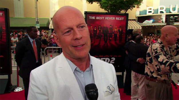 Na premierze "RED 2" Bruce Willis na gorąco dzielił się z przedstawicielami mediów swoimi wrażeniami z udziału w produkcji, w której ponownie wcielił się w emerytowanego agenta CIA.
