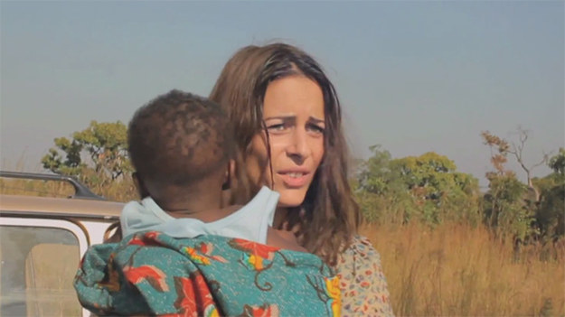 Młoda Francuzka, Cécile (Audrey Dana) chce sprowadzić do Europy swojego partnera, który jest pracownikiem pomocy humanitarnej w Afryce. W tym celu odbywa podróż po terenach północnego Beninu, jednych z najbiedniejszych miejsc w Afryce. Los sprawia, iż pewna afrykańska kobieta oddaje jej swoje dziecko, ratując je tym samym przez śmiercią z głodu. Mimo sprzeciwu ukochanego i lokalnej policji, Cécile zabiera dziecko ze sobą do Francji. Po siedmiu latach powraca na Czarny Kontynent, aby odszukać prawdziwą rodzinę chłopca i pokazać mu jego korzenie.