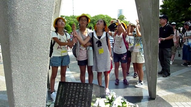 Mija 68. rocznica zrzucenia przez Amerykanów bomby atomowej na Hiroszimę. Jak co roku, cała Japonia oddaje hołd ofiarom tej niewyobrażalnej tragedii, która miała miejsce pod koniec II wojny światowej. Uroczystości rocznicowe są również okazją do propagowania idei rozbrojenia nuklearnego.