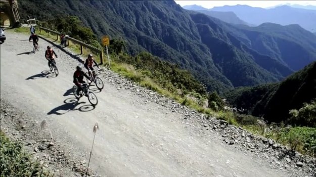 Boliwijska "Droga Śmierci” łączy La Paz i Coroico. Każdego roku ginie tutaj od kilkudziesięciu do nawet kilkuset podróżnych. W 2011 r. na liczącym 70 km szlaku doszło do 116 wypadków drogowych, w których zginęło 29 osób, a 155 zostało rannych. Ale to nie odstrasza śmiałków poszukujących ekstremalnych wrażeń. Najczęściej próbują oni pokonać "Drogę Śmierci" na rowerach...
