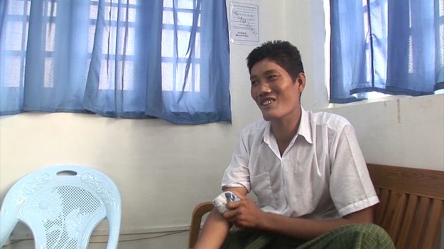 Nawet w pozycji siedzącej Win Zaw Oo jest wyższy niż większość Birmańczyków. Ten 36-letni mężczyzna ma 2 m i 33 cm wzrostu. Codzienne funkcjonowanie jest dla niego prawdziwą udręką... Wszystko przez guza przysadki mózgowej, który powoduje, że w organizmie mężczyzny gruczoł ten w sposób niekontrolowany wydziela hormon wzrostu.


Win Zaw Oo musi walczyć nie tylko o jakość swojego życia, ale również o to, by to życie zachować. Osoby dotknięte gigantyzmem rzadko dożywają późnej starości. Mężczyzna podjął już leczenie. Na pierwszą konsultację do szpitala pojechał... ciężarówką!