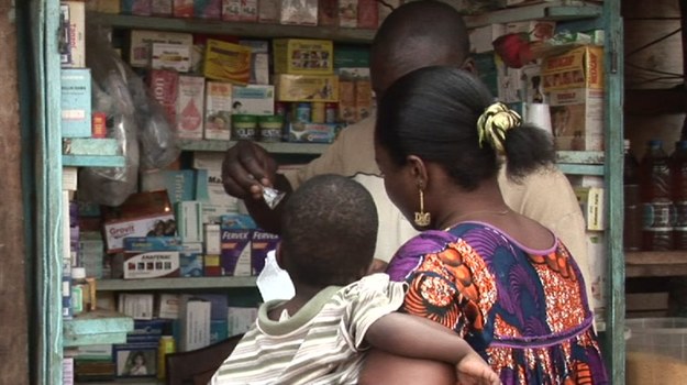 Fałszywe leki to w wielu krajach Afryki prawdziwa plaga. Na tamtejszych bazarach bez trudu można kupić najróżniejsze antybiotyki, środki przeciwbólowe, lekarstwa na malarię... Niestety, w większości przypadków są to podróbki. Jeśli klient ma szczęście, trafi na niegroźne placebo. Ale niektóre fałszywe specyfiki zawierają niebezpieczne substancje, a te mogą doprowadzić nawet do śmierci osoby, która je zażyje. Taki tragiczny los spotkał pewną rodzinę, której członkowie nie przeżyli "terapii" podrabianym lekiem na pasożyty...