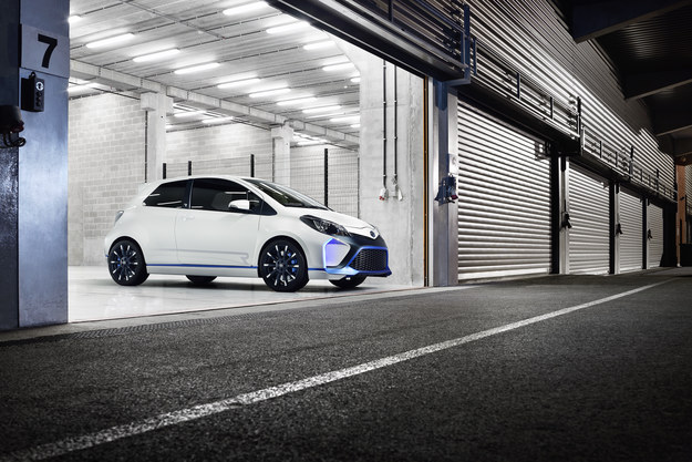 Hybrid R to prototyp Toyoty, który udowadnia, że samochód o napędzie hybrydowym może mieć sportowy charakter.