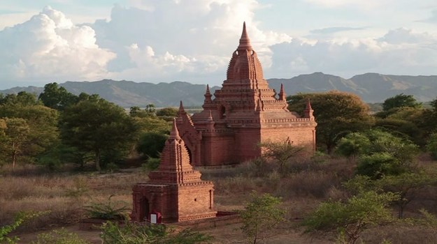Pagan, starożytne miasto w Birmie, to prawdziwe zagłębie archeologicznych skarbów. Znajduje się tutaj kilka tysięcy buddyjskich obiektów sakralnych, wzniesionych między XI a XIII stuleciem. Niestety, za czasów rządów wojskowej junty te bezcenne zabytki zostały zamienione w „Disneyland” na skutek niedbale przeprowadzonej rekonstrukcji. Obecnie trwa walka o przywrócenie im dawnego splendoru – i otoczenie opieką tego wspaniałego dziedzictwa.