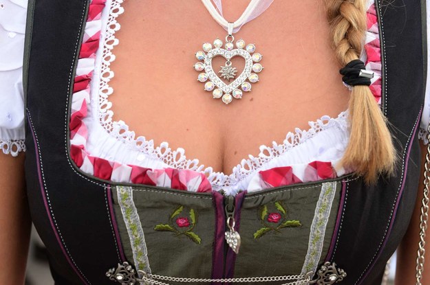 Dirndl – tradycyjny damski strój noszony w południowych Niemczech i Austrii – od niedawna znów cieszy się popularnością! Jeszcze pięć-dziesięć lat temu młoda dziewczyna nosząca go zostałaby uznana za staroświecką. Ale to już przeszłość! Dirndl można dziś zobaczyć nie tylko na ludowych festynach, ale też w modnych lokalach w całym Wiedniu - a sklepy sprzedające tego rodzaju stroje przeżywają prawdziwe oblężenie!