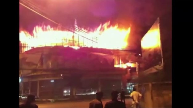 Na planie amerykańskiego filmu "The Coup", kręconego w Tajlandii, wybuchł pożar. Na szczęście grający w filmie aktorzy - Owen Wilson i Lake Bell - nie zostali ranni. Ogień pojawił się tuż po zakończeniu zdjęć. W tym dniu kręcone były sceny wybuchu wewnątrz starego budynku. Zdaniem policji, to wykorzystywane podczas nagrań efekty specjalne spowodowały zwarcie elektryczne, które z kolei wywołało pożar.


Film "The Coup" opowiada historię biznesmena uwięzionego wraz z rodziną w strefie działań wojennych w Azji Południowo-Wschodniej. 
