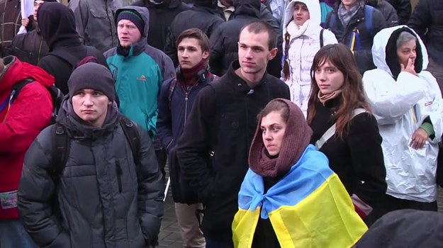 W centrum Kijowa wciąż protestują obywatele Ukrainy, którzy żądają od rządu
zmiany stanowiska i podpisania umowy stowarzyszeniowej z Unią Europejską wbrew Rosji.
