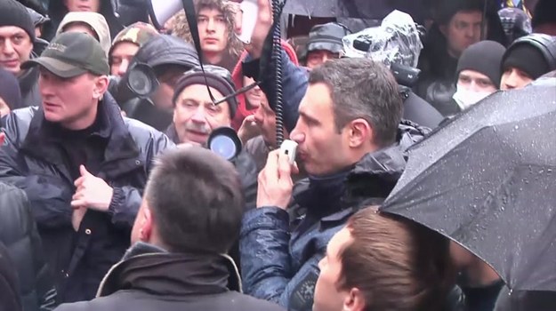 Protest w ukraińskiej stolicy, na placu Europejskiem w Kijowie, oficjalnie został ogłoszony "bezterminowym spotkaniem deputowanych z obywatelami".  Liczba osób biorących udział w tego rodzaju konsultacjach to 35 tysięcy. Zgodnie z prawem, władze nie mogą przeszkadzać w takich spotkaniach, a - wręcz przeciwnie - są zobowiązane do pomocy w ich organizacji. W ten sposób opozycja zabezpieczyła się przed ewentualnymi działaniami milicji. W masowych protestach przeciwko decyzji władz o odłożeniu podpisania umowy stowarzyszeniowej z Unią Europejską bierze udział Witalij Kliczko, słynny pięściarz, a także lider opozycyjnej partii UDAR.