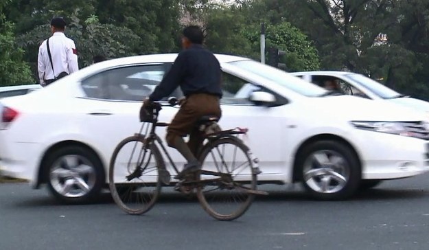 … i ryzykują życiem! Po indyjskich drogach jeździ coraz więcej samochodów, w związku z czym państwo stara się maksymalnie ułatwić życie kierowcom. Powstają nowe estakady, ronda… Tylko o rowerzystach nikt nie pamięta, a dla nich jazda wśród rozpędzonych aut jest szczególnie niebezpieczna. W samym tylko New Delhi na skutek wypadków drogowych ginie około 80 rowerzystów rocznie. – Dzieci codziennie modlą się, żebym bezpiecznie dotarł do celu! – mówi Sushil, który do pracy dojeżdża rowerem.


Cierpliwość rowerzystów wyczerpała się, kiedy władze Kalkuty, wielkiej indyjskiej metropolii, zabroniły im wjeżdżać swoimi jednośladami na główne ulice miasta. – To cios w najuboższych, których nie stać na auto, a dodatkowo działanie szkodliwe dla środowiska! – denerwują się aktywiści. Tymczasem w Indiach po ścieżkach rowerowych jeżdżą samochody i motocykle…