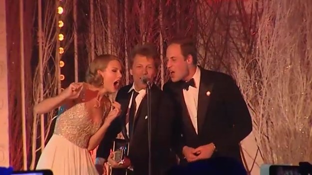 Brytyjski książę William wszedł na scenę i razem Jonem Bon Jovi i Taylor Swift zaśpiewał rockowy przebój "Livin' On A Prayer".


Występ ten był kulminacją charytatywnej gali "Winter Whites", zorganizowanej w Pałacu Kensington.