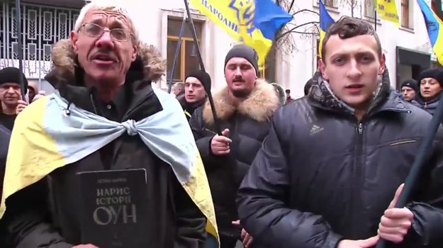 Na Ukrainie wciąż niespokojnie. W piątek przez Kijów przeszły dwa marsze - przeciwników i zwolenników prezydenta Wiktora Janukowycza, który zadecydował o nie podpisywaniu umowy stowarzyszeniowej Ukraina-UE. Przeciwnicy prorosyjskiej polityki prezydenta złożyli przed jego siedzibą główki kapusty. "To kapusta dla mieszkających tutaj kozłów. Oni nie pozwalają nam normalnie żyć!" - mówili.