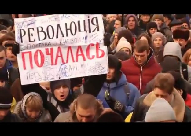 Protestujący na Ukrainie zapewniają, że będą walczyć do końca. To ich decyzja po tym, jak nie udało się odwołać obecnego rządu. 


- Nie można tak traktować ludzi. Przy takiej postawie władz będziemy kontynuować nasze działania. Osiągniemy nasze cele, bo nie ma innej możliwości - mówi Volodymir Sabot z Lwowa.


- Rząd powinien czuć na karku oddech każdego Ukraińca, ponieważ nas nie szanuje i się z nami nie liczy. Jesteśmy poniżani! Oni dbają tylko o siebie. Dlatego tak ważne jest dla nas to, by wygrać. Pan, do którego się modlimy, pobłogosławi nas. Tak myślę - mówił Ołeh Tiahnybok, lider partii Swoboda.


- To najbardziej haniebny dzień w historii ukraińskiego parlamentu, który nie potrafił odwołać rządu! Wstydź się, Azarow (Mykoła Janowicz Azarow, premier Ukrainy - przyp. red.) - wołał Arsenij Jaceniuk (szef partii Batkiwszczyna).


- Każdy z nas będzie walczył i każdy z nas będzie zwycięzcą. Cały nasz kraj będzie zwycięzcą - mówił Witalij Kliczko, znany bokser i polityk partii Ukraiński Demokratyczny Alians na rzecz Reform (UDAR).


Zamieszki na Ukrainie - zobacz raport.