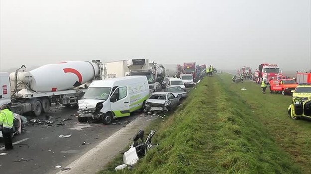 Co najmniej jedna osoba zginęła, a ponad 50 odniosło poważne obrażenia w trzech karambolach, do jakich doszło na autostradzie w zachodniej Belgii z powodu gęstej mgły. W karambolach uczestniczyło około 100 samochodów. Ruch na jednej z najważniejszych autostrad we Flandrii Zachodniej został całkowicie sparaliżowany.