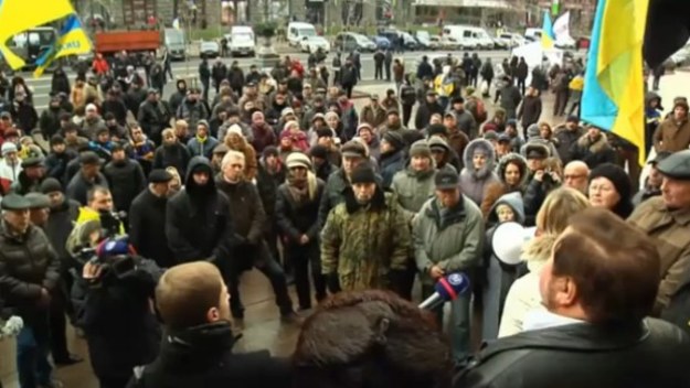 Kolej pokaz siły demonstrantów na Ukrainie. Tym razem wywiesili oni flagę Unii Europejskiej na ratuszu w Kijowie. 


- Ukraińcy pokazują, że są gotowi na zmiany – mówił jeden z opozycjonistów, Jurij Odarczenko. – Chcemy pokazać, że jesteśmy gotowi do walki o prawo do bycia częścią rodziny europejskiej.


Na Majdanie od 21 listopada trwają protesty po odłożeniu przez władze Ukrainy podpisania umowy stowarzyszeniowej z UE. Demonstranci blokują ratusz wraz z innymi budynkami rządowymi. Tymczasem prezydent  Wiktor Janukowycz przebywa z oficjalną wizytą w Chinach. Także ukraiński rząd nie wykazuje żadnej chęci współpracy z protestującymi. Policja obiecała nie używać siły, ale organy ścigania wciąż zatrzymują dziesiątki działaczy opozycji.