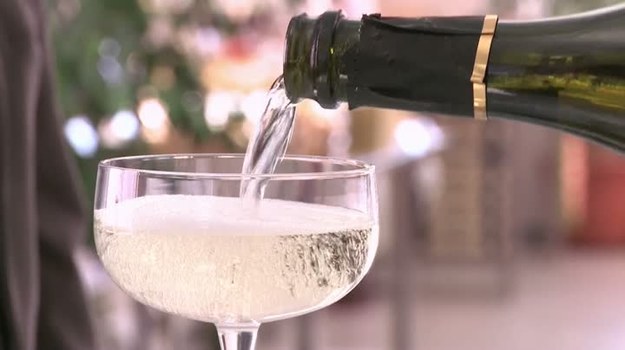 Włoskie spumante rzuciło wyzwanie szampanowi! Jest nie tylko słodsze od trunku, którym tradycyjnie wznosimy toasty noworoczne – ale też tańsze! Jednak konsumenci coraz częściej wybierają spumante nie ze względu na kwestie cenowe, a doznania smakowe właśnie. To między innymi dlatego sprzedaż tego białego musującego wina wzrosła ostatnimi czasy aż o jedną piątą. Może więc warto przełamać rutynę i pożegnać 2013 r. kieliszkiem tego włoskiego specjału?