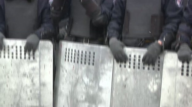 Ukraiński przywódca opozycji Witalij Kliczko zaapelował do policji, by powstrzymała się od użycia siły wobec demonstrantów zgromadzonych w Kijowie.


Wcześniej siły policyjne zajęły miejsca naprzeciwko okupowanych przez protestujących budynków rządowych.


Zamieszki na Ukrainie - zobacz raport.
