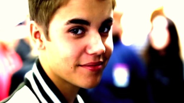 Portret Justina Biebera, który spełnił marzenia i z nieśmiałego chłopca stał się gwiazdą muzyki pop oraz bożyszczem nastolatek.
