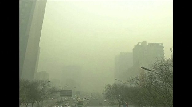 Zanieczyszczenie powietrza w chińskiej stolicy - Pekinie - przekracza wszelkie dozwolone normy. Nawet jeśli gdzieś świeci słońce, mieszkańcy tego miasta na pewno się o tym nie dowiedzą. Zobaczcie, jak przygnębiająco to wygląda...