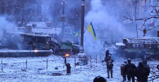 W Kijowie od ponad dwóch dni trwają starcia ukraińskiej milicji i antyrządowych demonstrantów. Reporter agencji Associated Press, powołując się na relację lekarza Ołeha Bondara, poinformował o dwóch ofiarach śmiertelnych zamieszek - mężczyznach, którzy zginęli od ran postrzałowych.


Środowy poranek w Kijowie upływa pod znakiem starć i potyczek w pobliżu barykad wzniesionych przez demonstrantów, co zarejestrował reporter AP. 