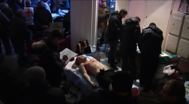 Ciało mężczyzny zabitego w starciach pomiędzy protestującymi, a policją w stolicy Ukrainy zostały przeniesione do prowizorycznej kliniki. Ciało nakryto prześcieradłem i na noszach wyniesiono na ulice. W sumie w starciach w Kijowie zginęły trzy osoby.


Tymczasem prezydent Ukrainy Wiktor Janukowycz wygłosił w telewizji oświadczenie, nazywając obecną sytuację "testem dojrzałości". "Jestem przekonany, że po tym wszystkim Ukraina stanie się silniejsza" - powiedział prezydent.


Zamieszki na Ukrainie - zobacz raport specjalny!