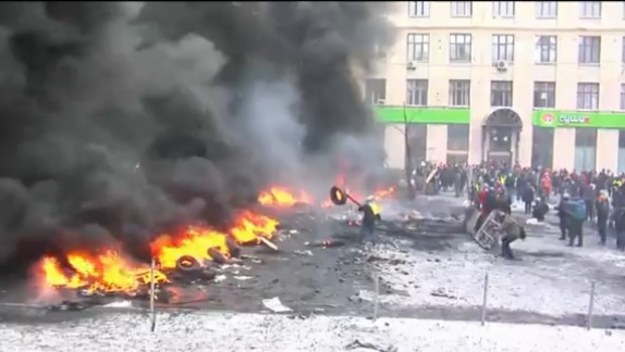 Kolejne starcia oddziałów specjalnych Berkutu i wojsk wewnętrznych z manifestantami na ulicy Hruszewskiego w Kijowie. Funkcjonariusze wypychają protestujących i wycofują się, po czym znów atakują.


Zamieszki na Ukrainie - zobacz raport specjalny!