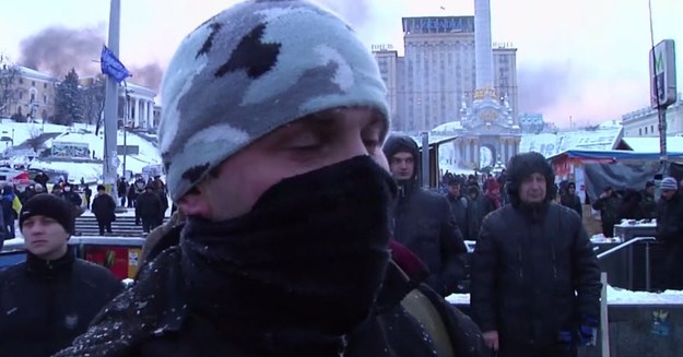 Czwartek jest kolejnym dniem starć między uczestnikami antyrządowych protestów na Ukrainie i funkcjonariuszy oddziałów specjalnych Berkut. Po całonocnych walkach, podczas których manifestanci starali się obronić barykady na Majdanie, nastał pełen napięcia poranek. Zgromadzeni na Majdanie ludzie uczestniczą w modlitwach i szykują się na najgorsze.


"Gdyby prezydentowi choć trochę zależało na Ukrainie, już teraz widzielibyśmy jakieś zmiany. Ale oni szukają tylko sposobu, jak się z tego wykręcić; to oszuści próbujący wykiwać międzynarodową społeczność i swój własny naród" - mówi Mykoła, który przyjechał do Kijowa z zachodniej Ukrainy.

"Potrzebne są bardziej radykalne działania. Nie mamy już czasu. Dziś jesteśmy w pełni zmobilizowani. Wierzę, że coś się wydarzy" - dodaje Oleg, inny uczestnik demonstracji.